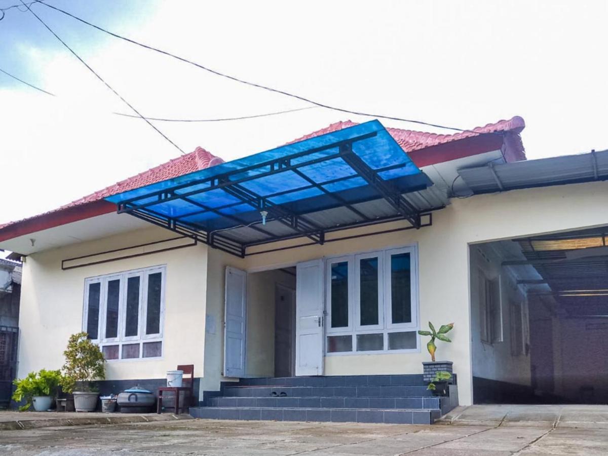 Hotel Reddoorz Syariah At Griya Soeratin Pacitan Exterior foto